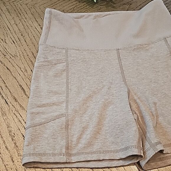 High rise  workout shorts size S with extendable pockets NWOT never worn - Picture 3 of 8